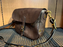 画像をギャラリービューアに読み込む, VASCO /VS-249L
LEATHER POSTMAN SHOULDER BAG -SMALL (USMAIL)