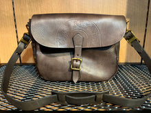 画像をギャラリービューアに読み込む, VASCO /VS-249L
LEATHER POSTMAN SHOULDER BAG -SMALL (USMAIL)