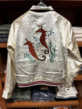 画像をギャラリービューアに読み込む, TAILOR TOYO
TT16010-170
Late 1950s Style Velveteen × Acetate Souvenir Jacket
"KOSHO & CO." Special Edition
"GUAM ISLANDS" × “SEAHORSE”
