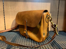 画像をギャラリービューアに読み込む, VASCO / VS-249L
LEATHER POSTMAN SHOULDER BAG -SMALL (USMAIL)