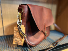 画像をギャラリービューアに読み込む, VASCO
LEATHER POSTMAN SHOULDER BAG -LARGE(PLANE)
VS-248L