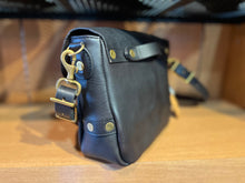 画像をギャラリービューアに読み込む, VASCO
LEATHER POSTMAN SHOULDER BAG -SMALL (USMAIL)