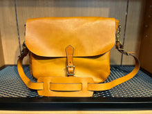 画像をギャラリービューアに読み込む, VASCO
LEATHER POSTMAN SHOULDER BAG -REGULAR