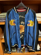 画像をギャラリービューアに読み込む, TAILOR TOYO
TT15972-119
Early 1950s Style Acetate Souvenir Jacket
“EAGLE" × "ROARING TIGER"
