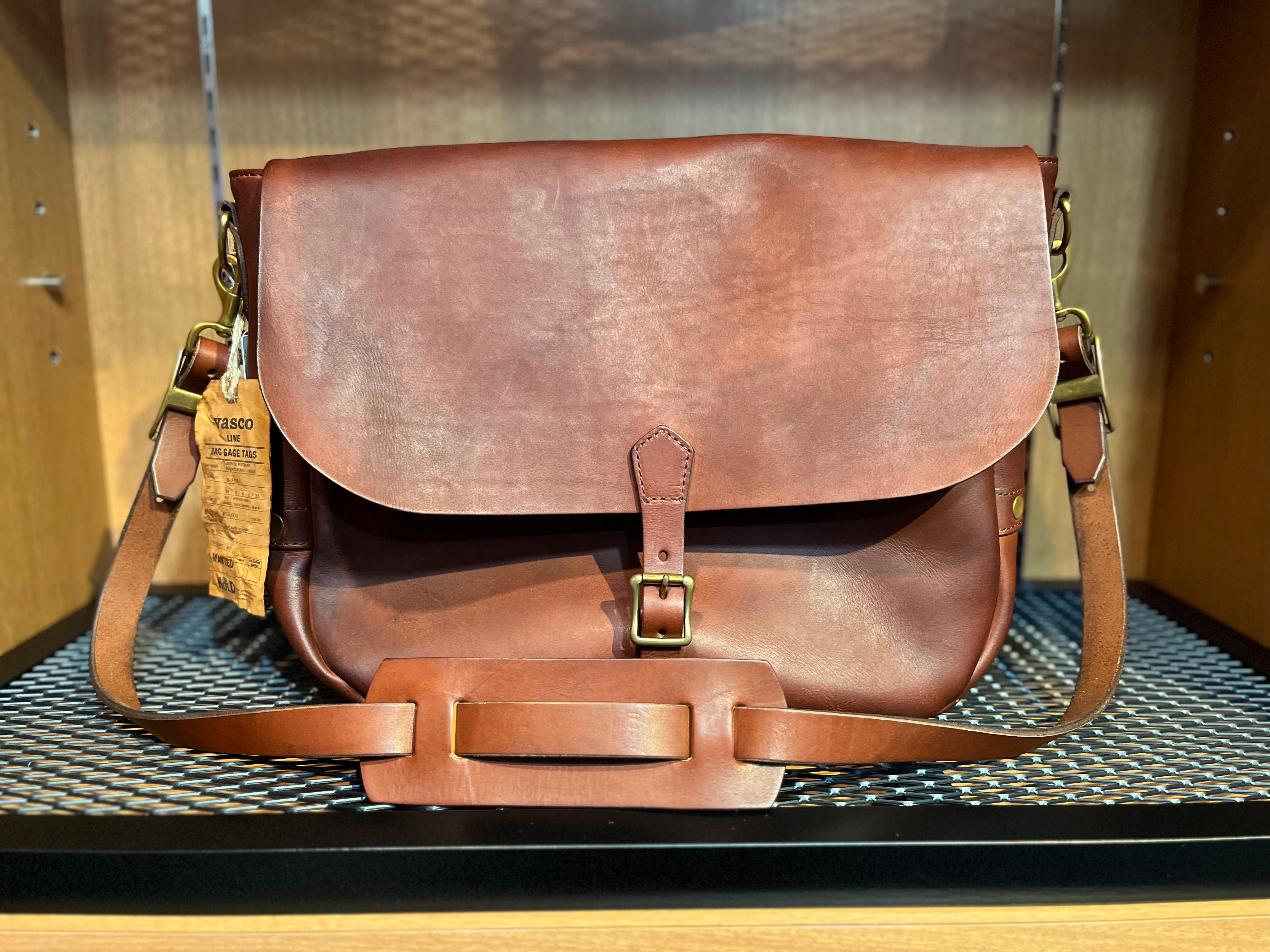 vasco / LEATHER POSTMAN SHOULDER BAG -LARGE(PLANE)