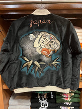 画像をギャラリービューアに読み込む, TAILOR TOYO
Lot No. TT15809-119
Mid 1950s Style Velveteen × Acetate Quilted Souvenir Jacket
"Stencil Paint" TOYO ENTERPRISE 60th Anniversary Special Edition
"TIGER HEAD" × “EAGLE"