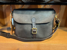 画像をギャラリービューアに読み込む, VASCO
LEATHER POSTMAN SHOULDER BAG -SMALL