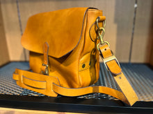 画像をギャラリービューアに読み込む, VASCO
LEATHER POSTMAN SHOULDER BAG -REGULAR