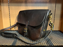 画像をギャラリービューアに読み込む, VASCO / VS-247L
LEATHER POSTMAN SHOULDER BAG -REGULAR
