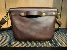 画像をギャラリービューアに読み込む, VASCO / VS-249L
LEATHER POSTMAN SHOULDER BAG -SMALL (USMAIL)