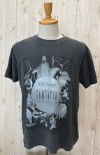 画像をギャラリービューアに読み込む, JOHNBULL FANTASIA/Poster Art Tシャツ
