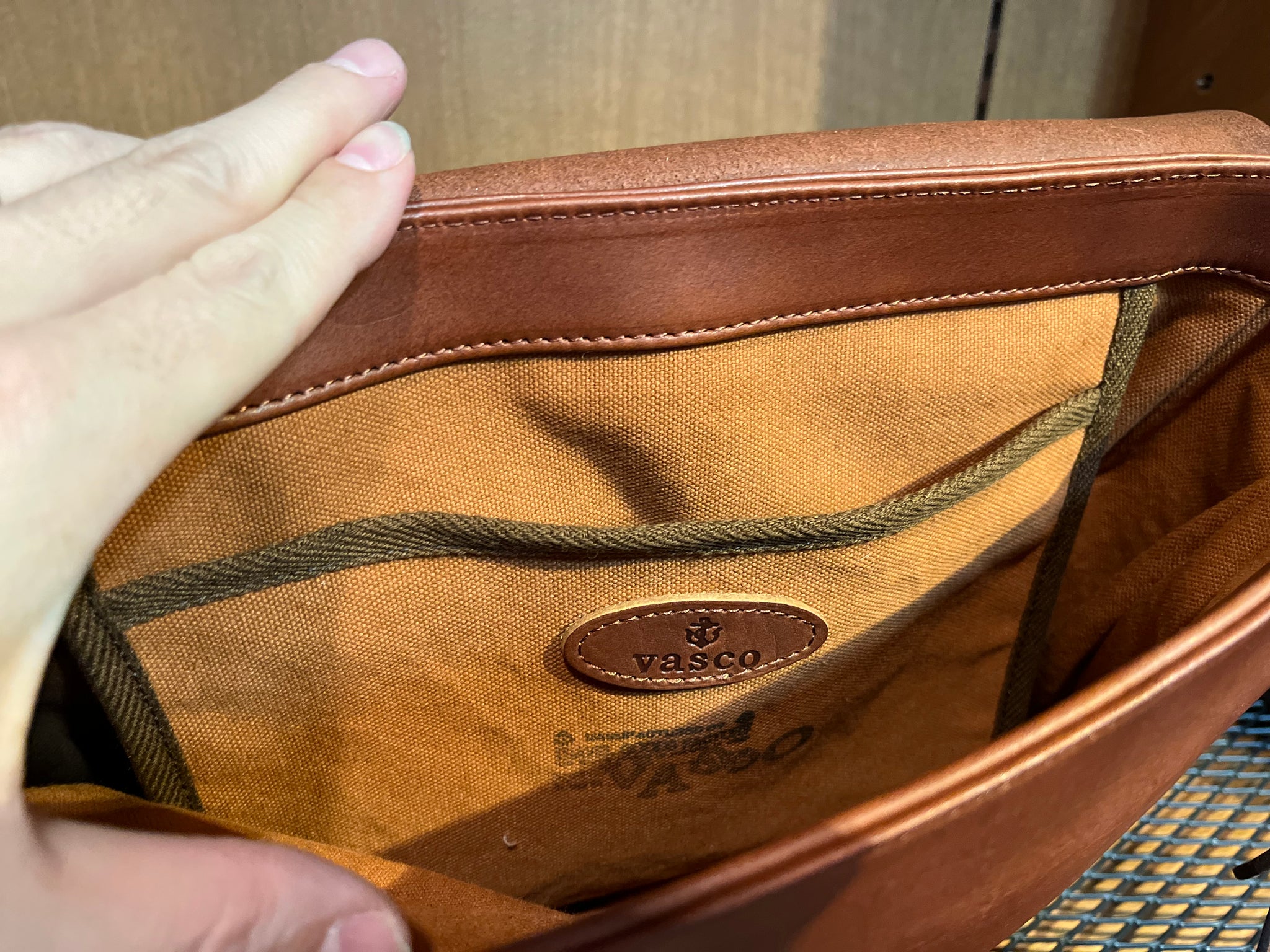 VASCO LEATHER POSTMAN SHOULDER BAG -REGULAR (USMAIL) – THING
