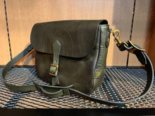 画像をギャラリービューアに読み込む, VASCO / VS-249L
LEATHER POSTMAN SHOULDER BAG -SMALL (USMAIL)
