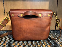 画像をギャラリービューアに読み込む, VASCO / VS-249L
LEATHER POSTMAN SHOULDER BAG -SMALL (USMAIL)
