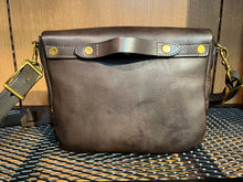 画像をギャラリービューアに読み込む, VASCO /VS-249L
LEATHER POSTMAN SHOULDER BAG -SMALL (USMAIL)

