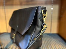 画像をギャラリービューアに読み込む, VASCO
LEATHER POSTMAN SHOULDER BAG -LARGE（PLANE）
VS-248L
