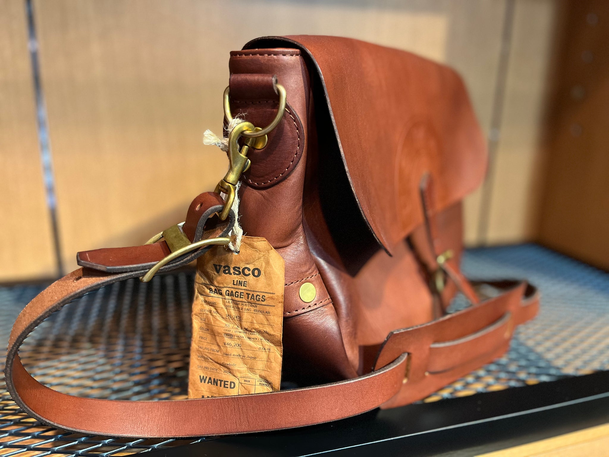 VASCO LEATHER POSTMAN SHOULDER BAG -REGULAR (USMAIL) – THING