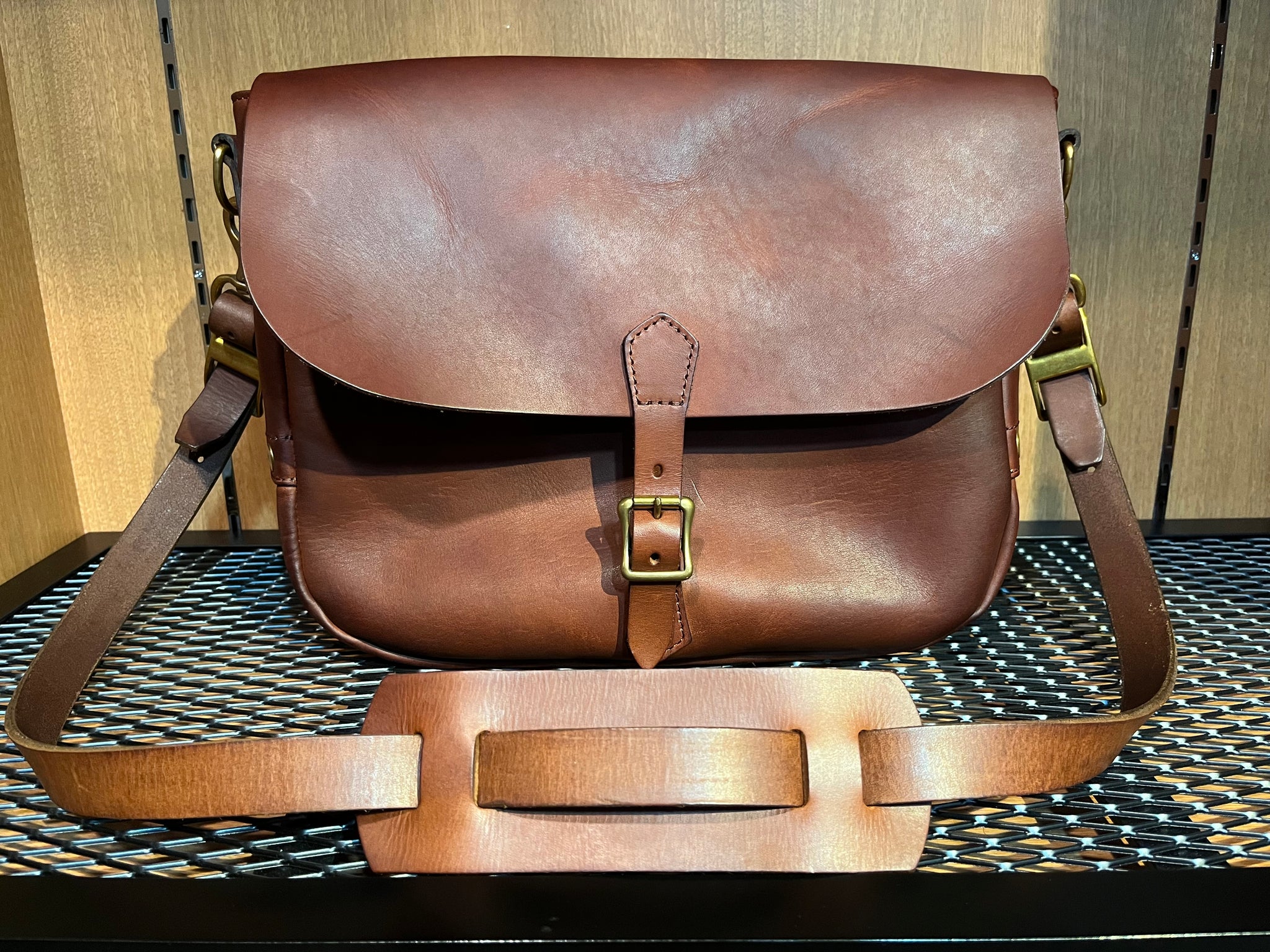 VASCO / VS-247L LEATHER POSTMAN SHOULDER BAG -REGULAR – THING
