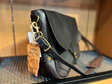 画像をギャラリービューアに読み込む, VASCO
LEATHER POSTMAN SHOULDER BAG -LARGE（PLANE）
VS-248L
