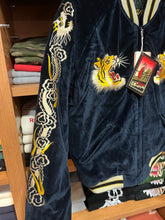 画像をギャラリービューアに読み込む, TAILOR TOYO
Lot No. TT15792-128
Mid 1950s Style Velveteen Souvenir Jacket
&quot;ROARING TIGER” × &quot;JAPAN MAP&quot;
