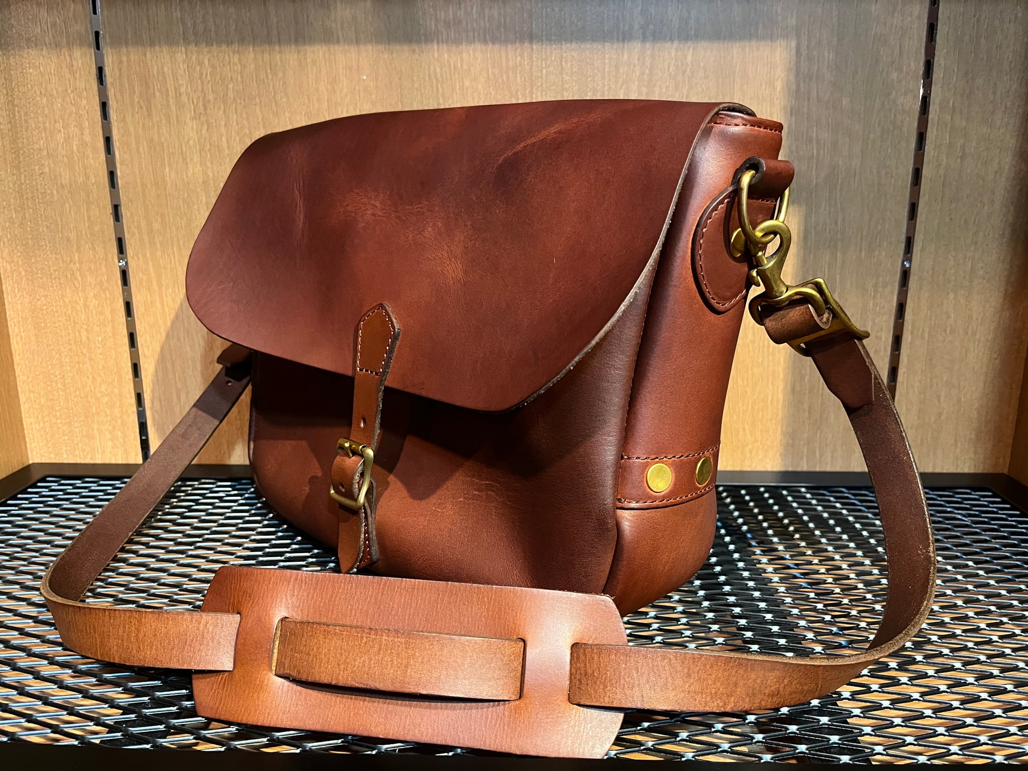 VASCO / VS-247L LEATHER POSTMAN SHOULDER BAG -REGULAR – THING